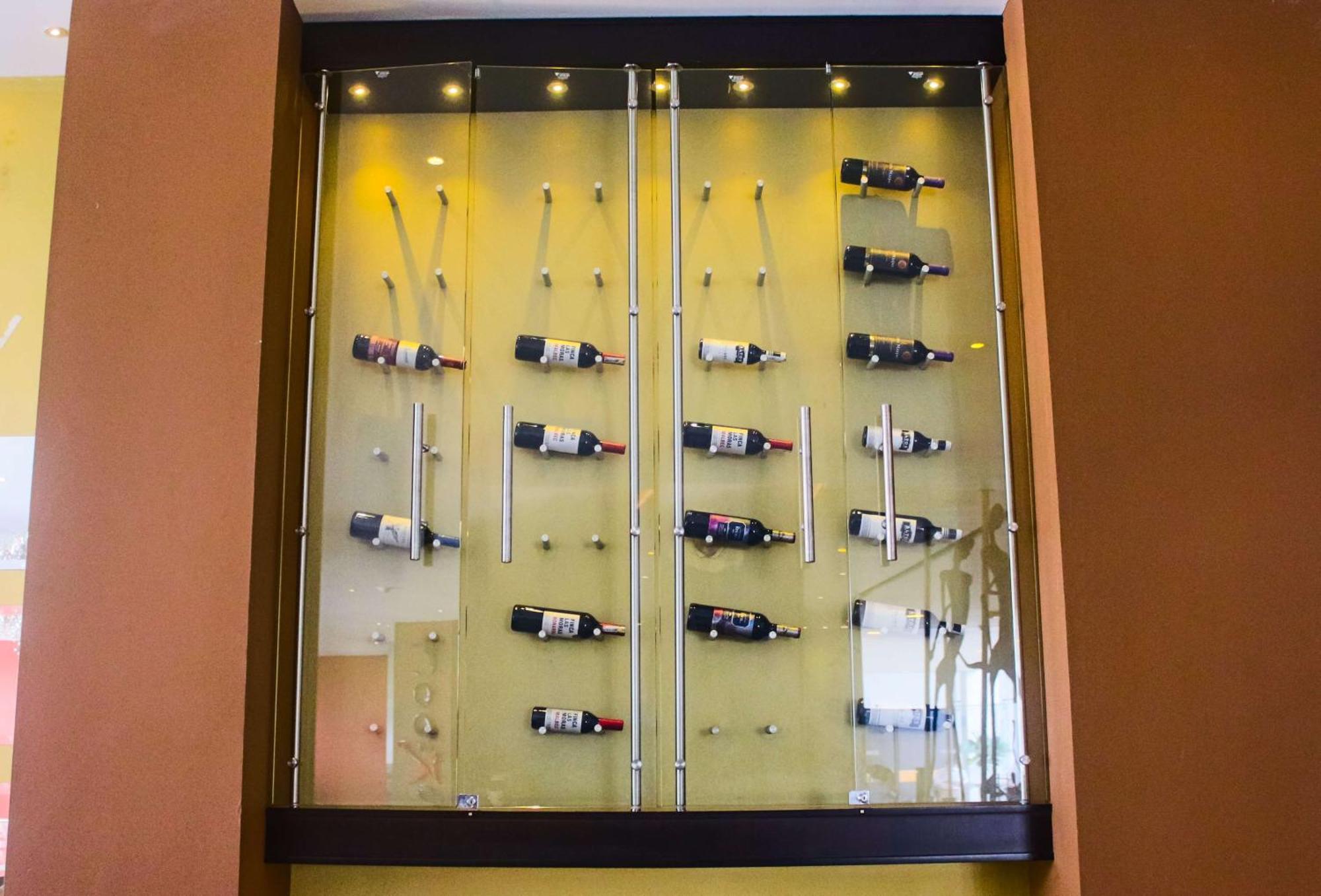 Sonesta Hotel Pereira Cerritos Exterior photo Wine display at the hotel