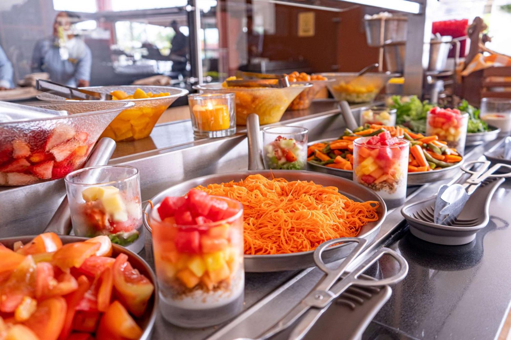 Sonesta Hotel Pereira Cerritos Exterior photo A salad bar