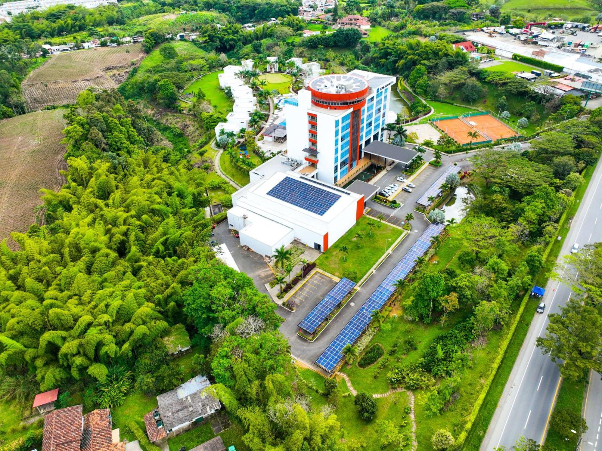 Sonesta Hotel Pereira Cerritos Exterior photo Aerial view of the hotel